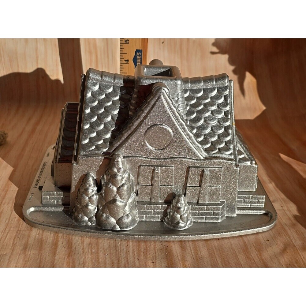 Nordic Ware Gingerbread House Christmas Cottage Cake Mold Bundt Pan 9 Cups 2.1L